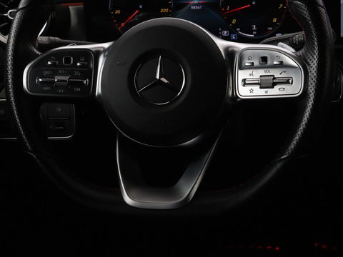 Mercedes-Benz A-Klasse 200 Business Solution AMG | Panoramadak | Stoelverwarming | Matrix LED | Carplay | Memory | Trekhaak | Leder/Alcantara | Widescreen | Navigatie
