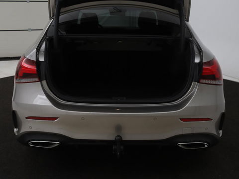 Mercedes-Benz A-Klasse 200 Business Solution AMG | Panoramadak | Stoelverwarming | Matrix LED | Carplay | Memory | Trekhaak | Leder/Alcantara | Widescreen | Navigatie