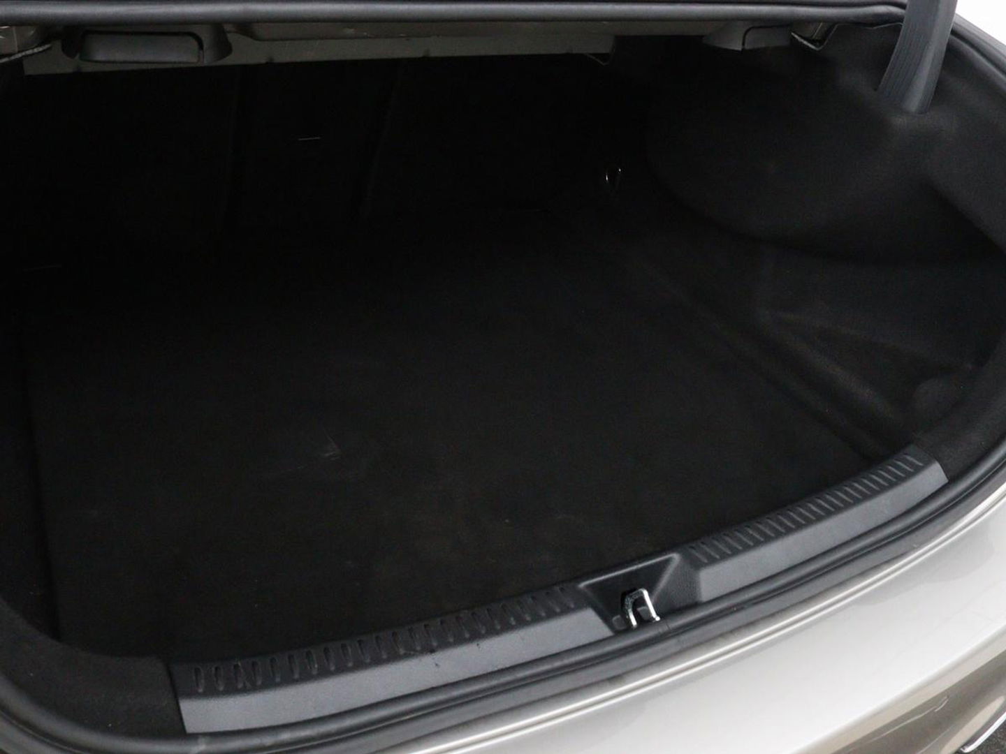 Mercedes-Benz A-Klasse 200 Business Solution AMG | Panoramadak | Stoelverwarming | Matrix LED | Carplay | Memory | Trekhaak | Leder/Alcantara | Widescreen | Navigatie