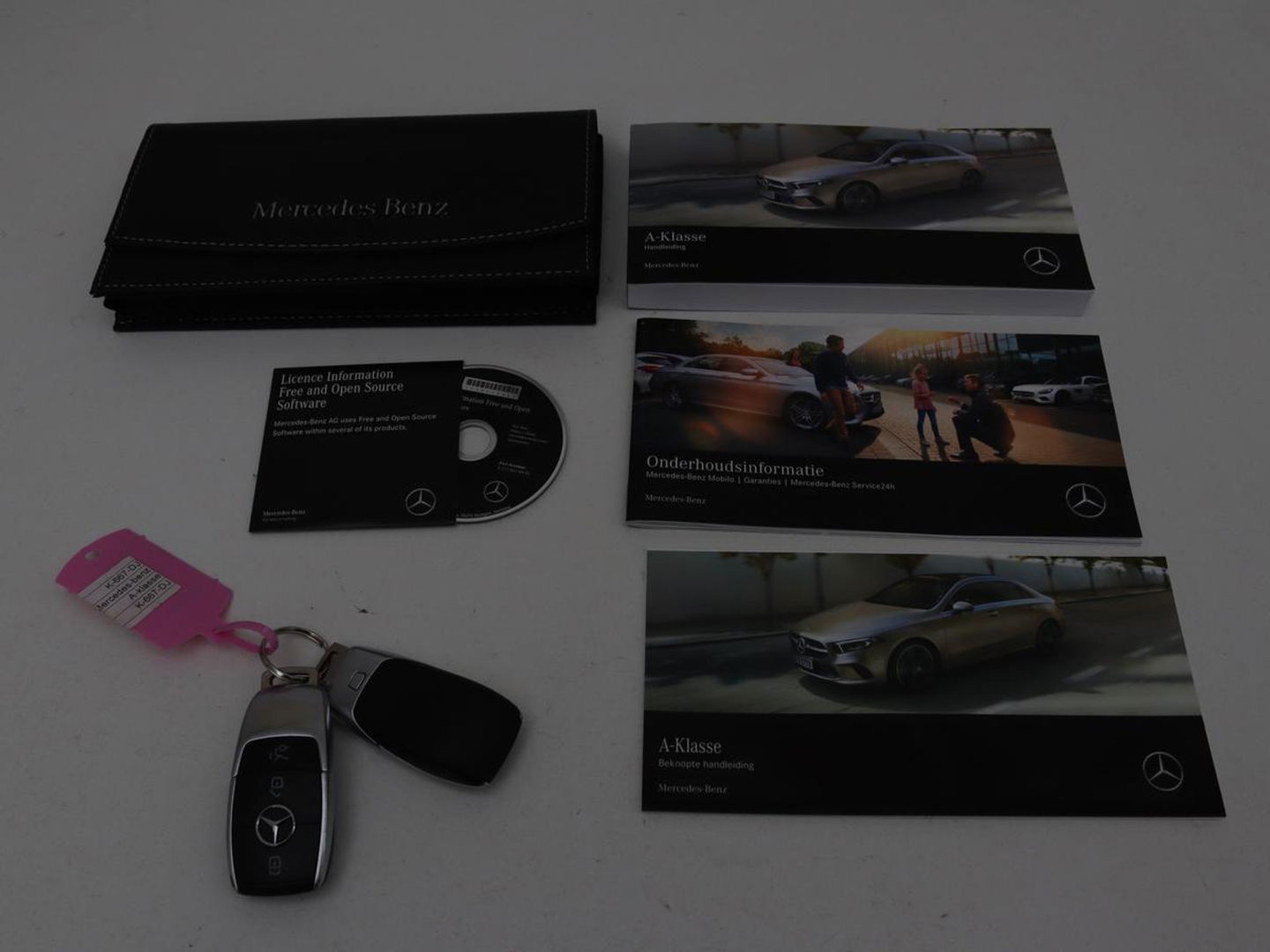 Mercedes-Benz A-Klasse 200 Business Solution AMG | Panoramadak | Stoelverwarming | Matrix LED | Carplay | Memory | Trekhaak | Leder/Alcantara | Widescreen | Navigatie