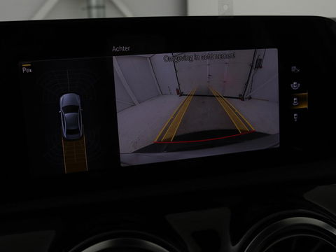 Mercedes-Benz A-Klasse 200 Business Solution AMG | Panoramadak | Stoelverwarming | Matrix LED | Carplay | Memory | Trekhaak | Leder/Alcantara | Widescreen | Navigatie