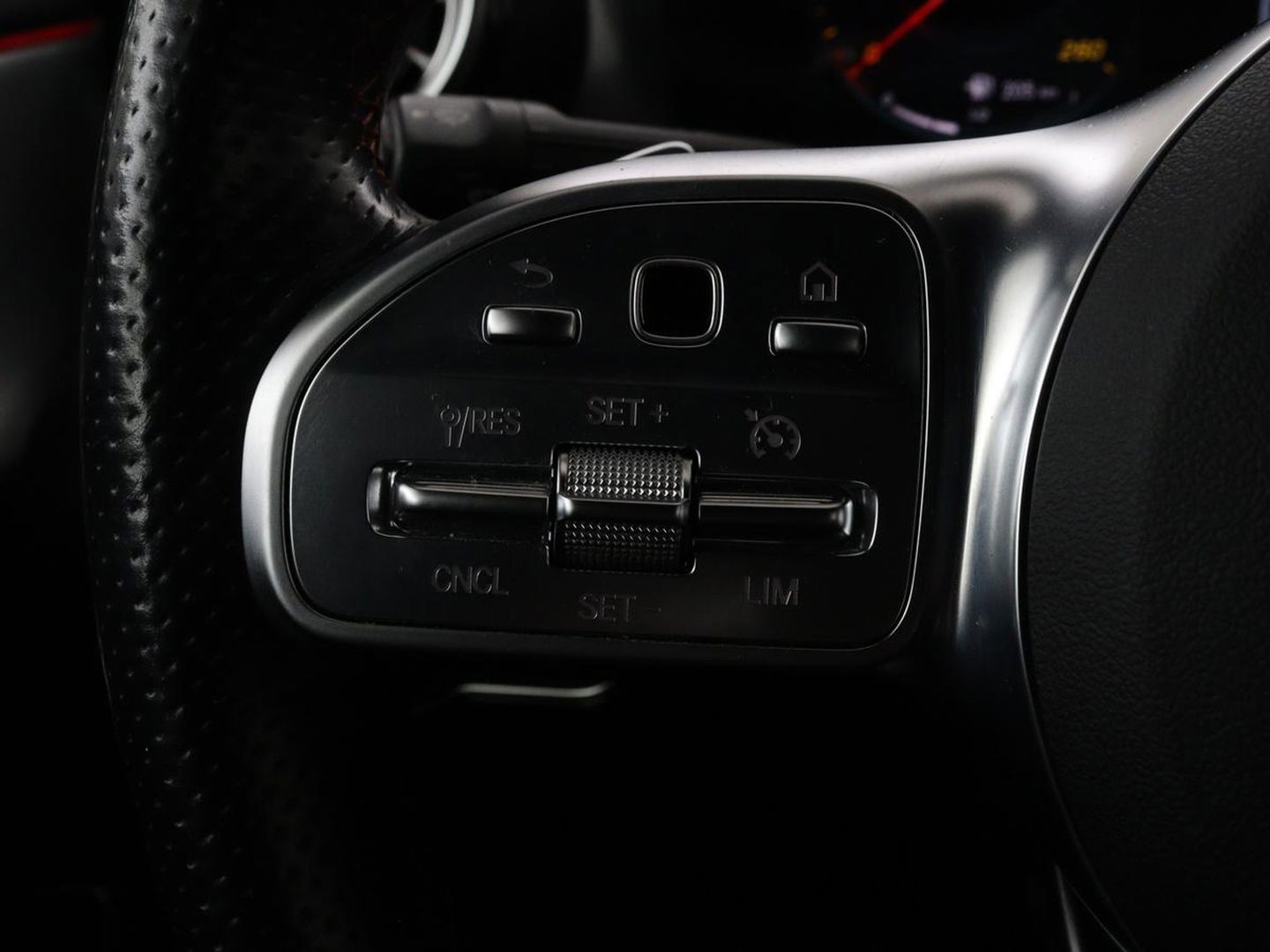 Mercedes-Benz A-Klasse 200 Business Solution AMG | Panoramadak | Stoelverwarming | Matrix LED | Carplay | Memory | Trekhaak | Leder/Alcantara | Widescreen | Navigatie