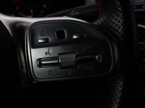Mercedes-Benz A-Klasse 200 Business Solution AMG | Panoramadak | Stoelverwarming | Matrix LED | Carplay | Memory | Trekhaak | Leder/Alcantara | Widescreen | Navigatie