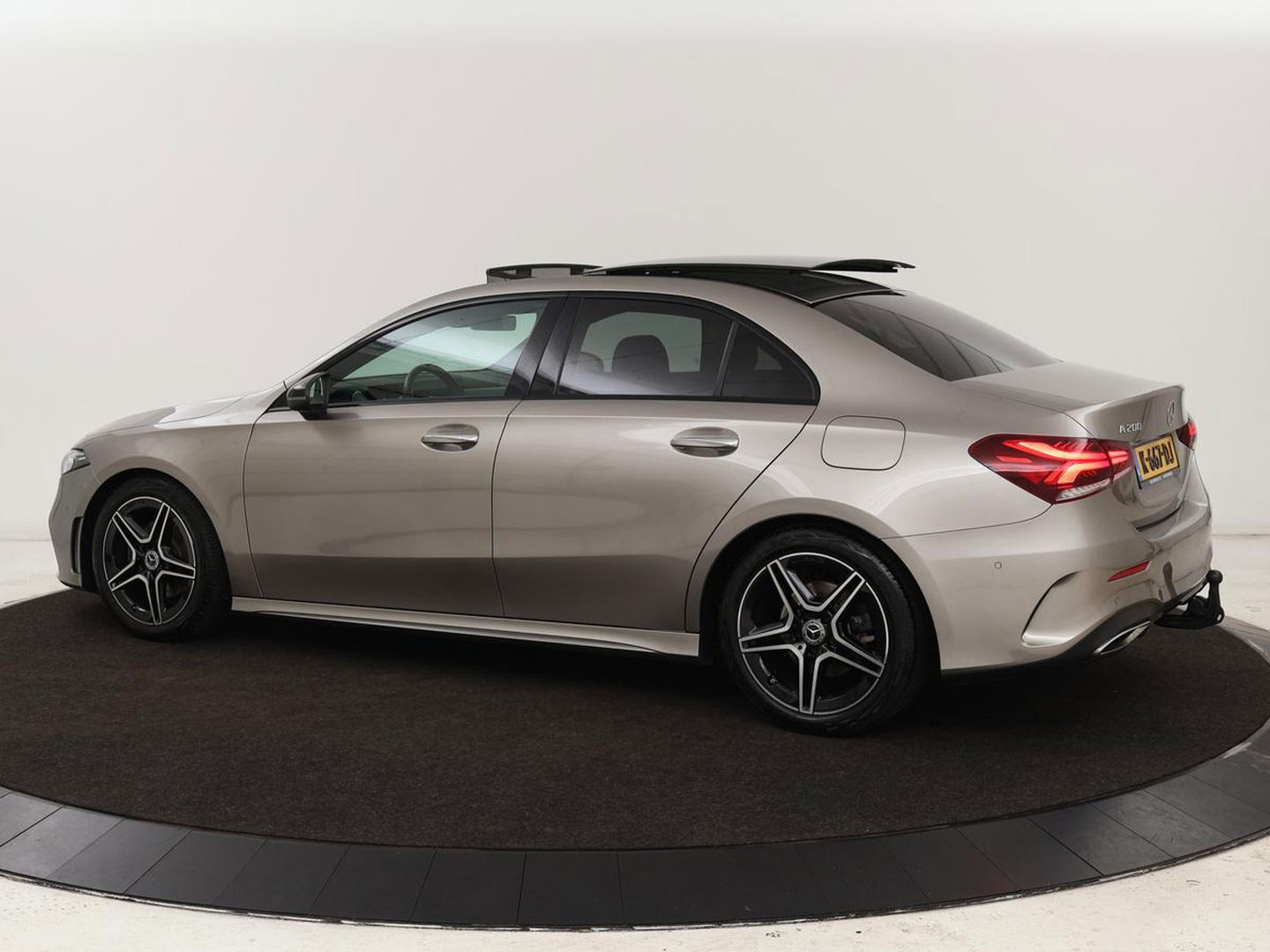 Mercedes-Benz A-Klasse 200 Business Solution AMG | Panoramadak | Stoelverwarming | Matrix LED | Carplay | Memory | Trekhaak | Leder/Alcantara | Widescreen | Navigatie