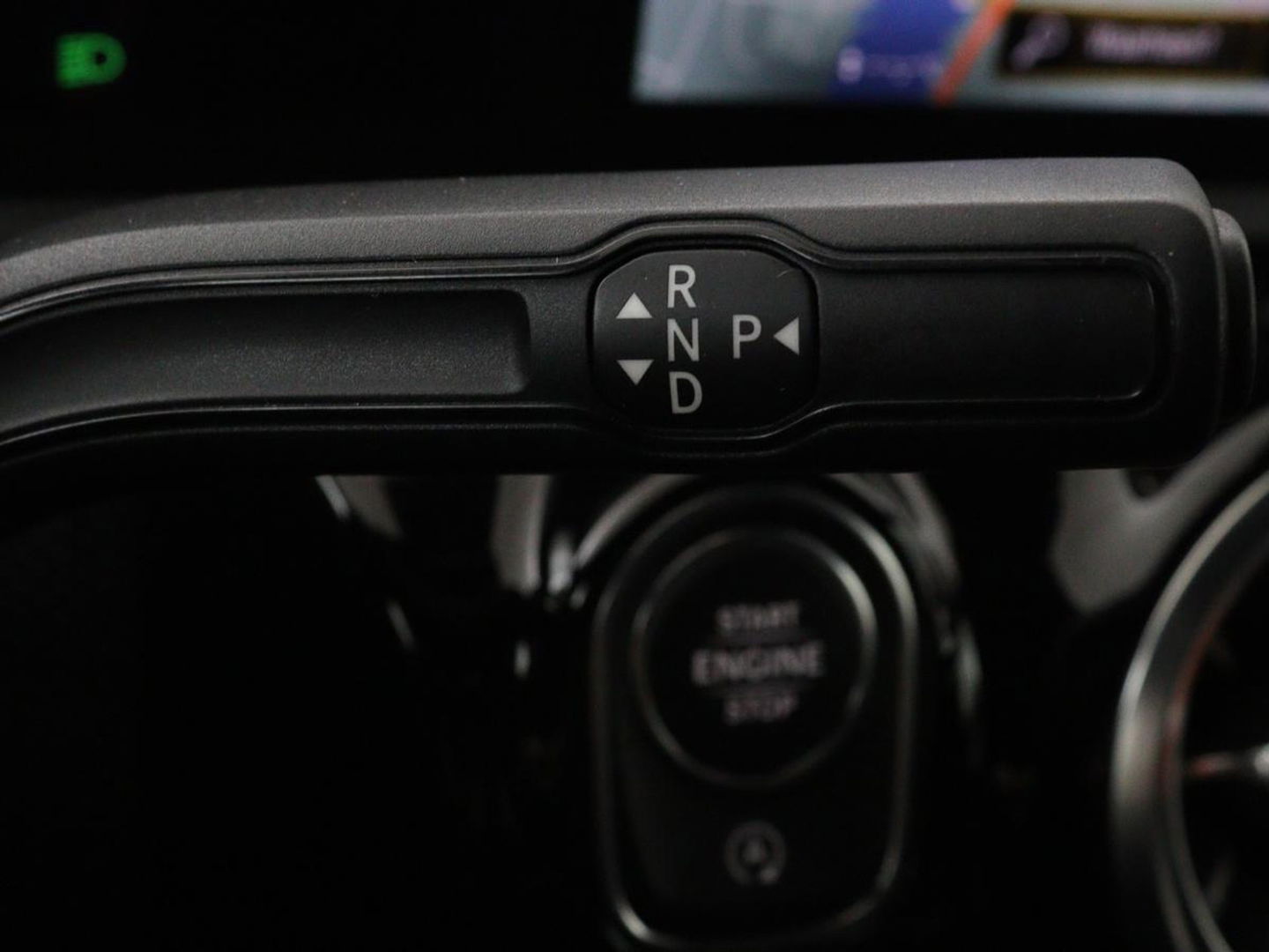 Mercedes-Benz A-Klasse 200 Business Solution AMG | Panoramadak | Stoelverwarming | Matrix LED | Carplay | Memory | Trekhaak | Leder/Alcantara | Widescreen | Navigatie