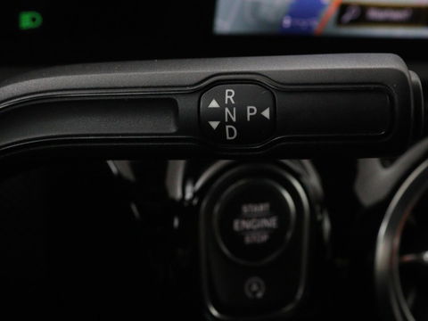 Mercedes-Benz A-Klasse 200 Business Solution AMG | Panoramadak | Stoelverwarming | Matrix LED | Carplay | Memory | Trekhaak | Leder/Alcantara | Widescreen | Navigatie