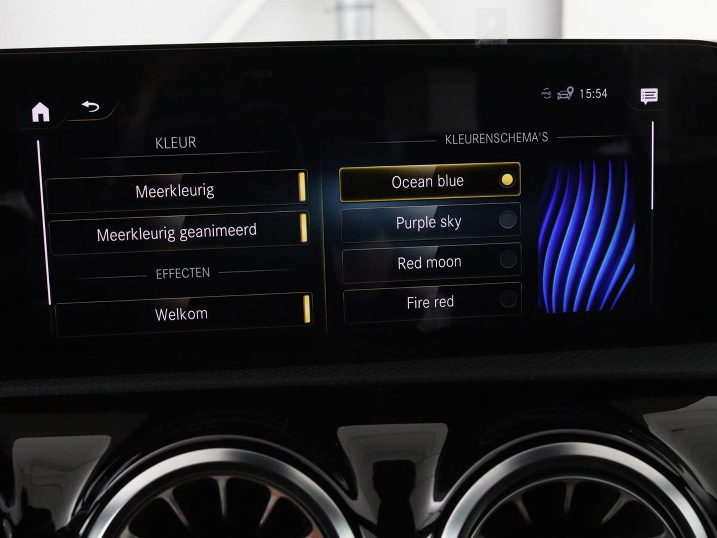 Mercedes-Benz A-Klasse 200 Business Solution AMG | Panoramadak | Stoelverwarming | Matrix LED | Carplay | Memory | Trekhaak | Leder/Alcantara | Widescreen | Navigatie