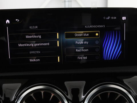 Mercedes-Benz A-Klasse 200 Business Solution AMG | Panoramadak | Stoelverwarming | Matrix LED | Carplay | Memory | Trekhaak | Leder/Alcantara | Widescreen | Navigatie