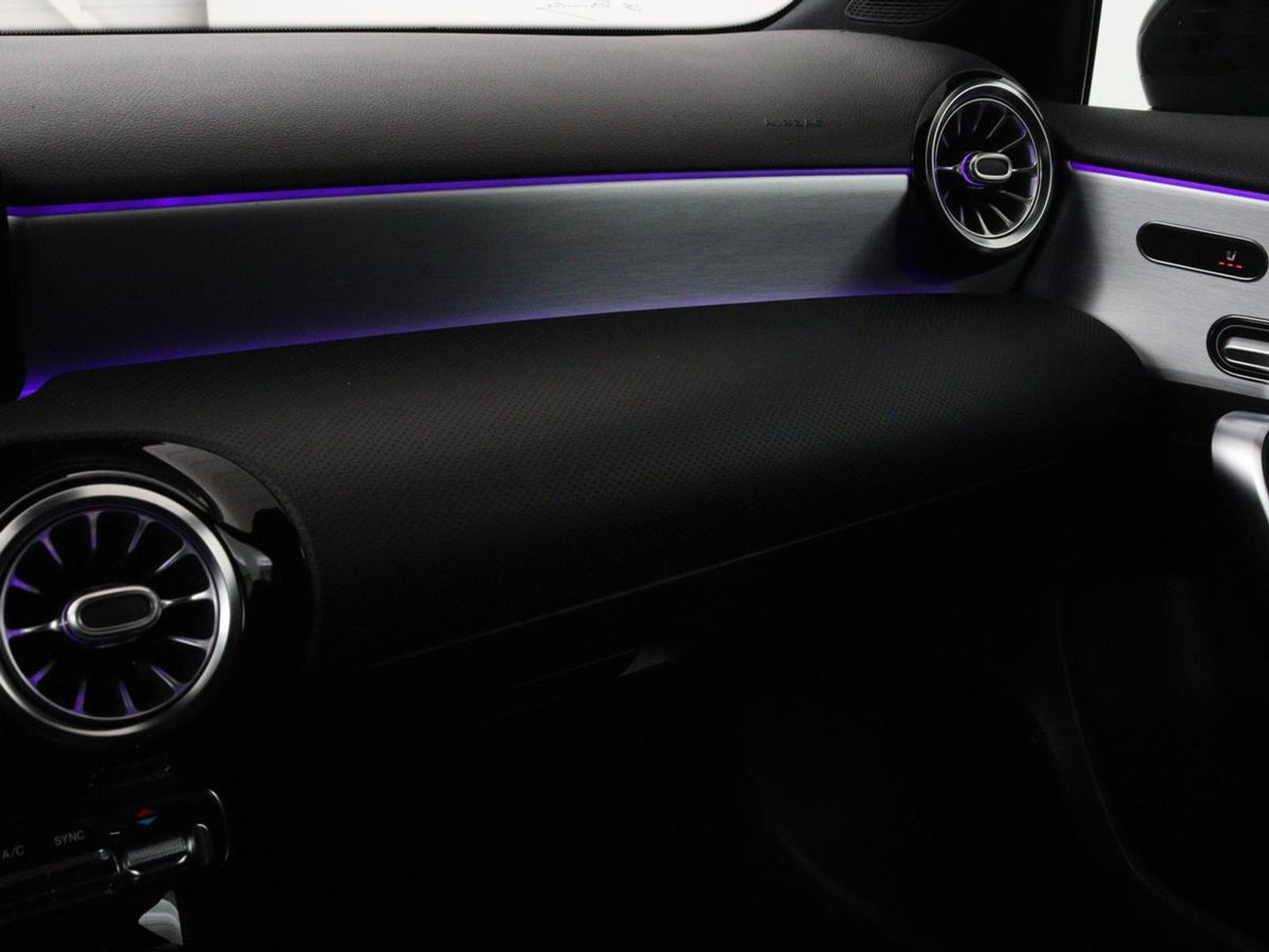 Mercedes-Benz A-Klasse 200 Business Solution AMG | Panoramadak | Stoelverwarming | Matrix LED | Carplay | Memory | Trekhaak | Leder/Alcantara | Widescreen | Navigatie