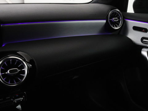 Mercedes-Benz A-Klasse 200 Business Solution AMG | Panoramadak | Stoelverwarming | Matrix LED | Carplay | Memory | Trekhaak | Leder/Alcantara | Widescreen | Navigatie