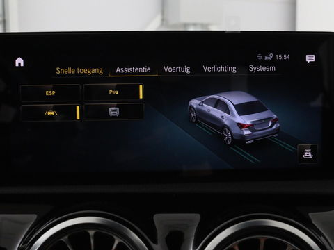 Mercedes-Benz A-Klasse 200 Business Solution AMG | Panoramadak | Stoelverwarming | Matrix LED | Carplay | Memory | Trekhaak | Leder/Alcantara | Widescreen | Navigatie