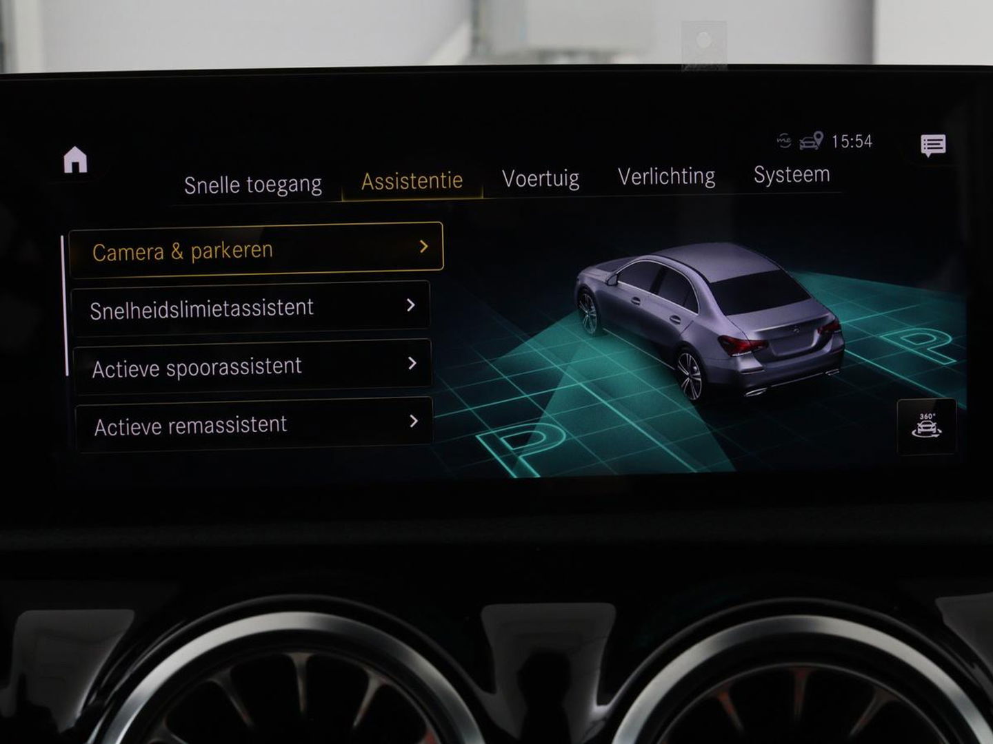 Mercedes-Benz A-Klasse 200 Business Solution AMG | Panoramadak | Stoelverwarming | Matrix LED | Carplay | Memory | Trekhaak | Leder/Alcantara | Widescreen | Navigatie