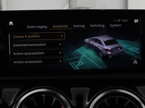 Mercedes-Benz A-Klasse 200 Business Solution AMG | Panoramadak | Stoelverwarming | Matrix LED | Carplay | Memory | Trekhaak | Leder/Alcantara | Widescreen | Navigatie