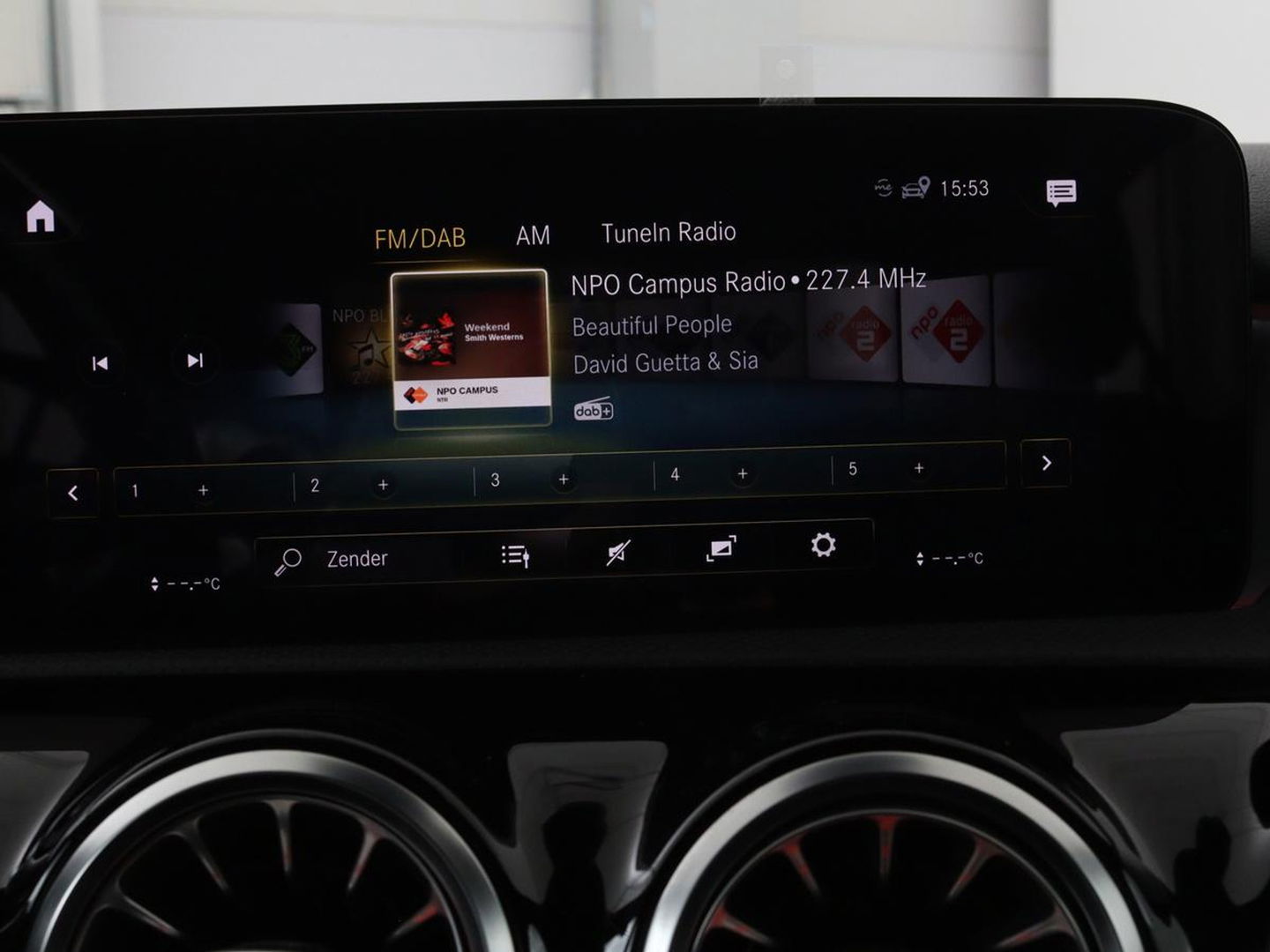 Mercedes-Benz A-Klasse 200 Business Solution AMG | Panoramadak | Stoelverwarming | Matrix LED | Carplay | Memory | Trekhaak | Leder/Alcantara | Widescreen | Navigatie