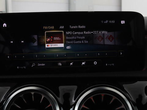 Mercedes-Benz A-Klasse 200 Business Solution AMG | Panoramadak | Stoelverwarming | Matrix LED | Carplay | Memory | Trekhaak | Leder/Alcantara | Widescreen | Navigatie