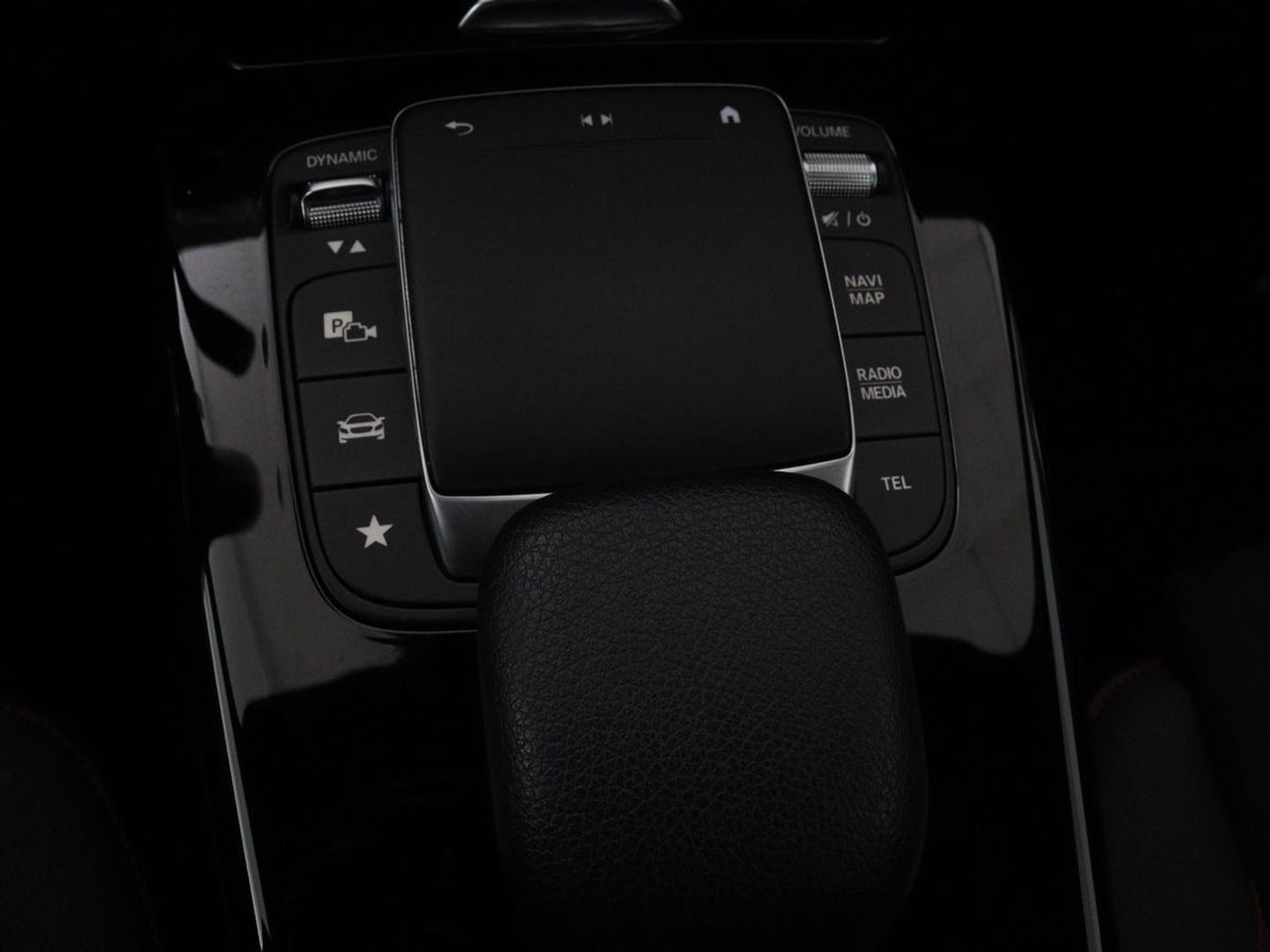 Mercedes-Benz A-Klasse 200 Business Solution AMG | Panoramadak | Stoelverwarming | Matrix LED | Carplay | Memory | Trekhaak | Leder/Alcantara | Widescreen | Navigatie