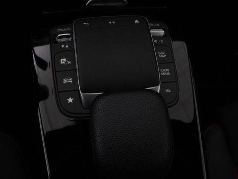 Mercedes-Benz A-Klasse 200 Business Solution AMG | Panoramadak | Stoelverwarming | Matrix LED | Carplay | Memory | Trekhaak | Leder/Alcantara | Widescreen | Navigatie