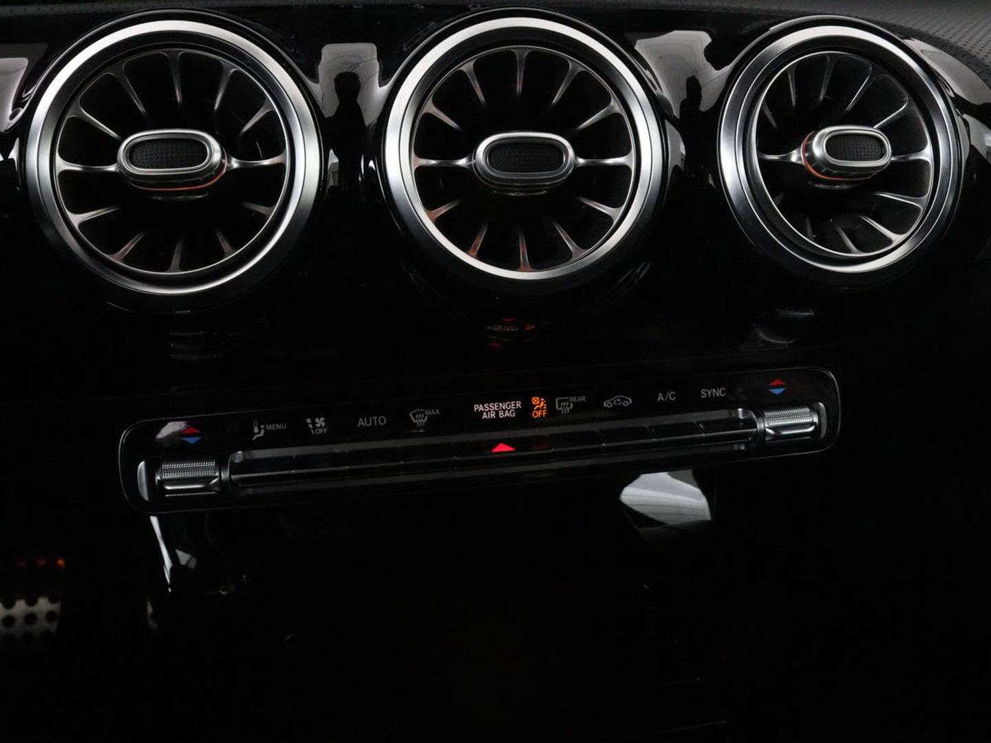 Mercedes-Benz A-Klasse 200 Business Solution AMG | Panoramadak | Stoelverwarming | Matrix LED | Carplay | Memory | Trekhaak | Leder/Alcantara | Widescreen | Navigatie