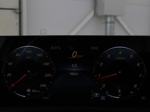 Mercedes-Benz A-Klasse 200 Business Solution AMG | Panoramadak | Stoelverwarming | Matrix LED | Carplay | Memory | Trekhaak | Leder/Alcantara | Widescreen | Navigatie
