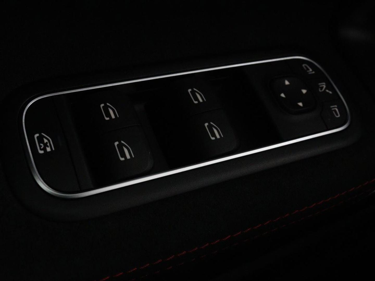 Mercedes-Benz A-Klasse 200 Business Solution AMG | Panoramadak | Stoelverwarming | Matrix LED | Carplay | Memory | Trekhaak | Leder/Alcantara | Widescreen | Navigatie