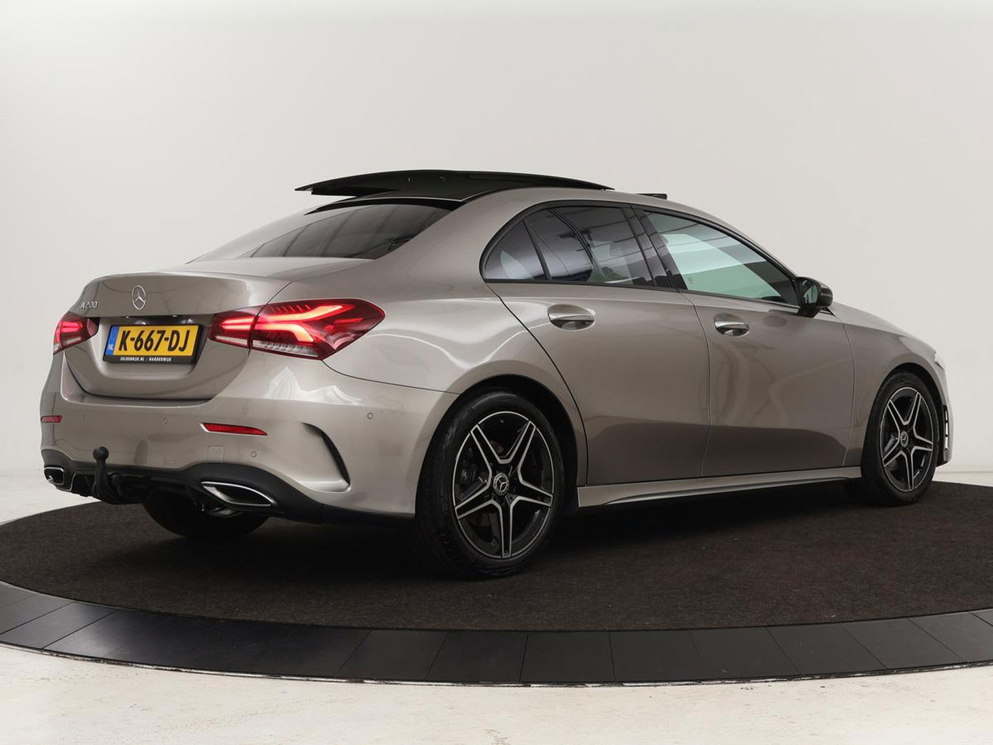 Mercedes-Benz A-Klasse 200 Business Solution AMG | Panoramadak | Stoelverwarming | Matrix LED | Carplay | Memory | Trekhaak | Leder/Alcantara | Widescreen | Navigatie
