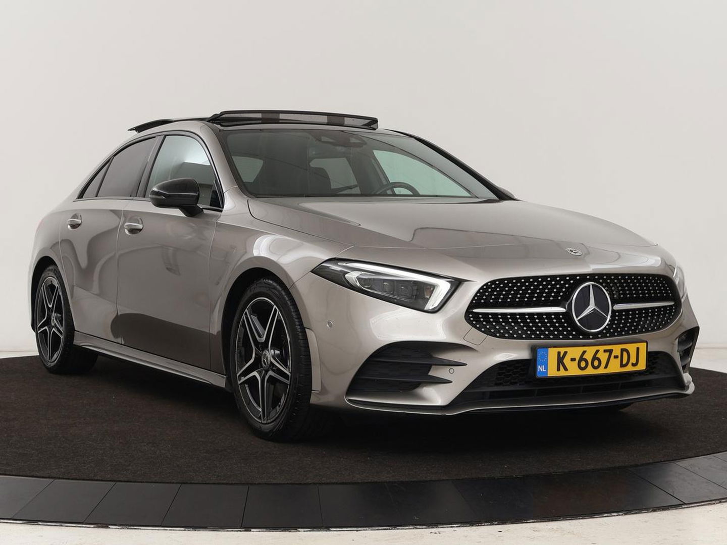 Mercedes-Benz A-Klasse 200 Business Solution AMG | Panoramadak | Stoelverwarming | Matrix LED | Carplay | Memory | Trekhaak | Leder/Alcantara | Widescreen | Navigatie