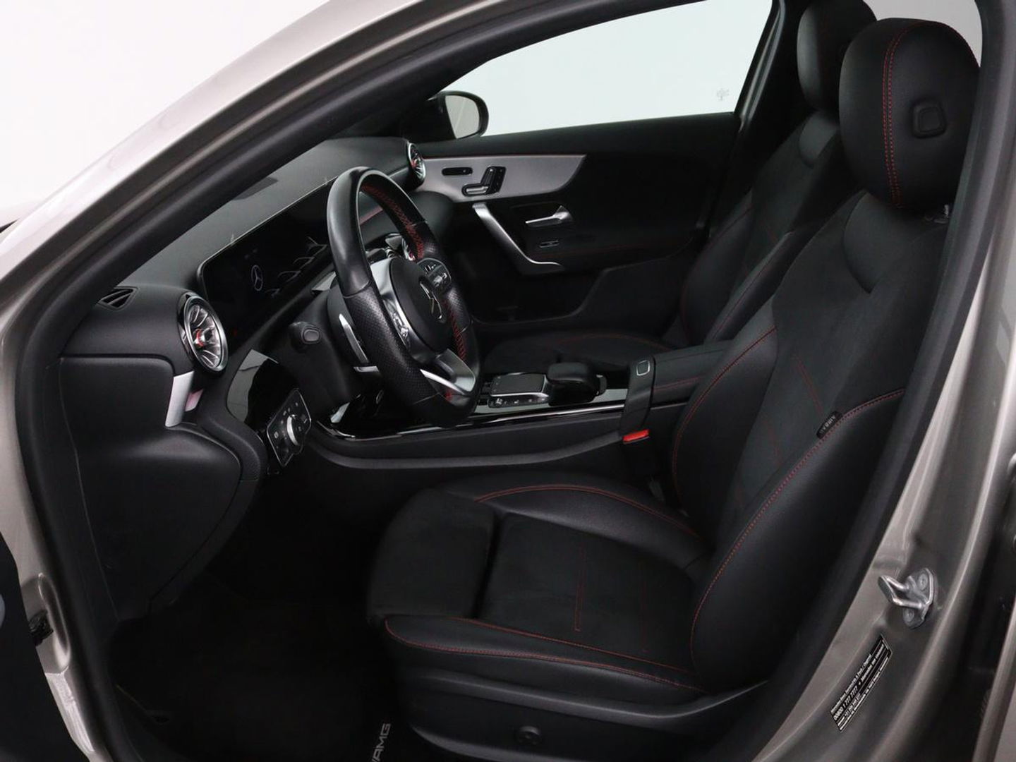 Mercedes-Benz A-Klasse 200 Business Solution AMG | Panoramadak | Stoelverwarming | Matrix LED | Carplay | Memory | Trekhaak | Leder/Alcantara | Widescreen | Navigatie