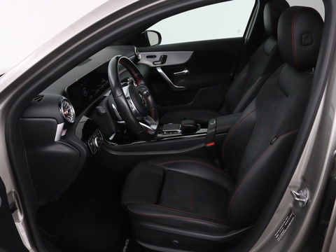 Mercedes-Benz A-Klasse 200 Business Solution AMG | Panoramadak | Stoelverwarming | Matrix LED | Carplay | Memory | Trekhaak | Leder/Alcantara | Widescreen | Navigatie