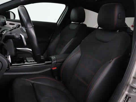 Mercedes-Benz A-Klasse 200 Business Solution AMG | Panoramadak | Stoelverwarming | Matrix LED | Carplay | Memory | Trekhaak | Leder/Alcantara | Widescreen | Navigatie