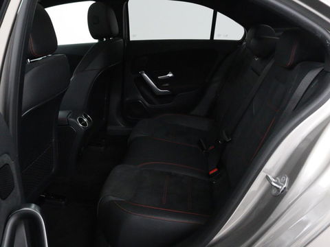 Mercedes-Benz A-Klasse 200 Business Solution AMG | Panoramadak | Stoelverwarming | Matrix LED | Carplay | Memory | Trekhaak | Leder/Alcantara | Widescreen | Navigatie