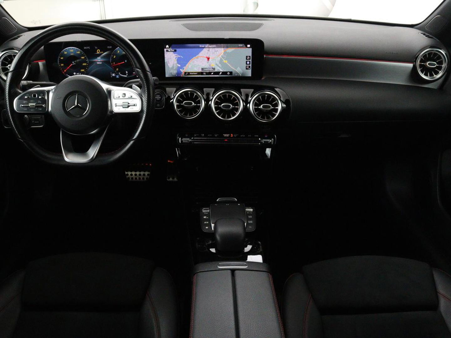 Mercedes-Benz A-Klasse 200 Business Solution AMG | Panoramadak | Stoelverwarming | Matrix LED | Carplay | Memory | Trekhaak | Leder/Alcantara | Widescreen | Navigatie