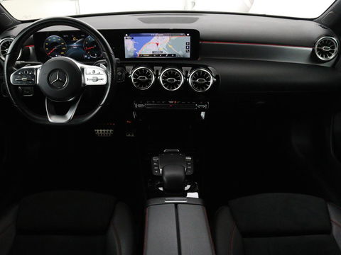 Mercedes-Benz A-Klasse 200 Business Solution AMG | Panoramadak | Stoelverwarming | Matrix LED | Carplay | Memory | Trekhaak | Leder/Alcantara | Widescreen | Navigatie