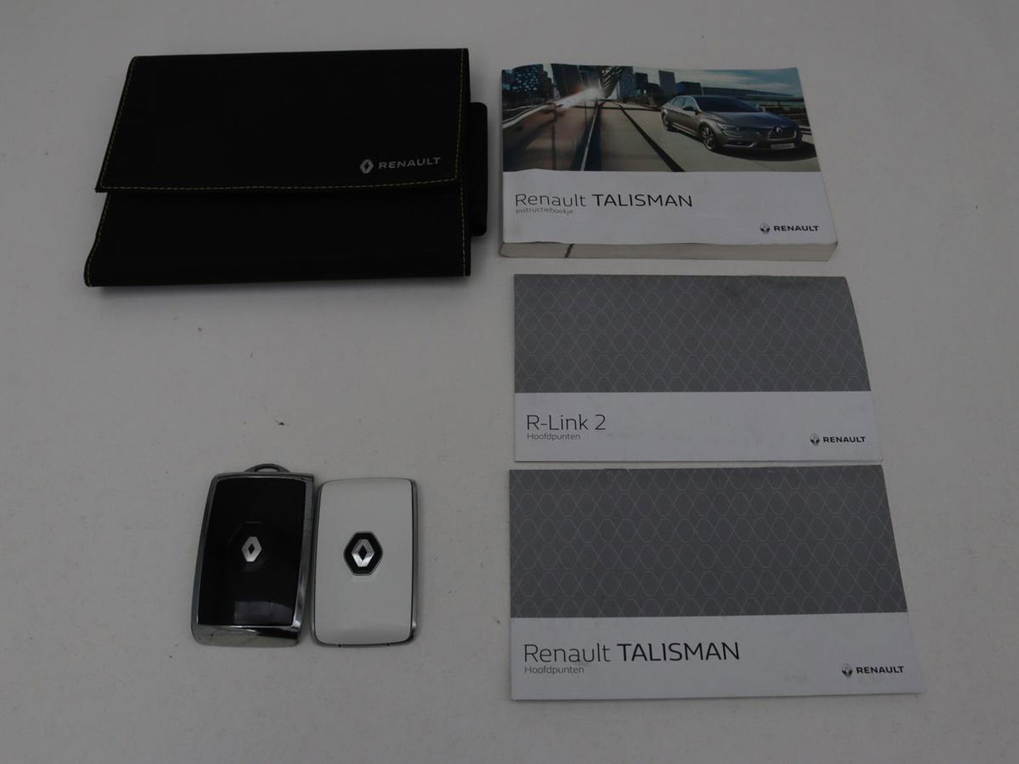 Renault Talisman 1.6 TCe Initiale Paris | Leder | Stoelventilatie | Head-Up | Carplay | Massage | Adaptive cruise | Navigatie | Full LED | Stoel & stuurverwarming | Camera