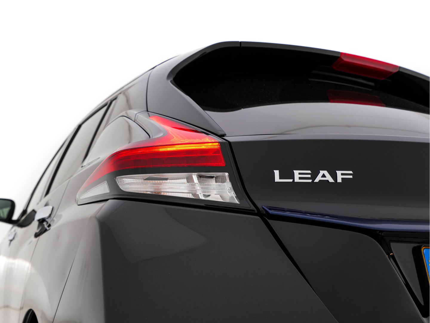 Nissan Leaf Tekna 40 kWh (INCL-BTW) Aut. *LEATHER-FABRIC | FULL-LED | BOSE-SURROUND | ADAPTIVE-CRUISE | TOP-VIEW | KEYLESS | NAVI-FULLMAP | BLINDSPOT | DAB+ | PDC | HEATED-COMFORT-SEATS | TOWBAR | DIGI-COCKPIT | 17"A