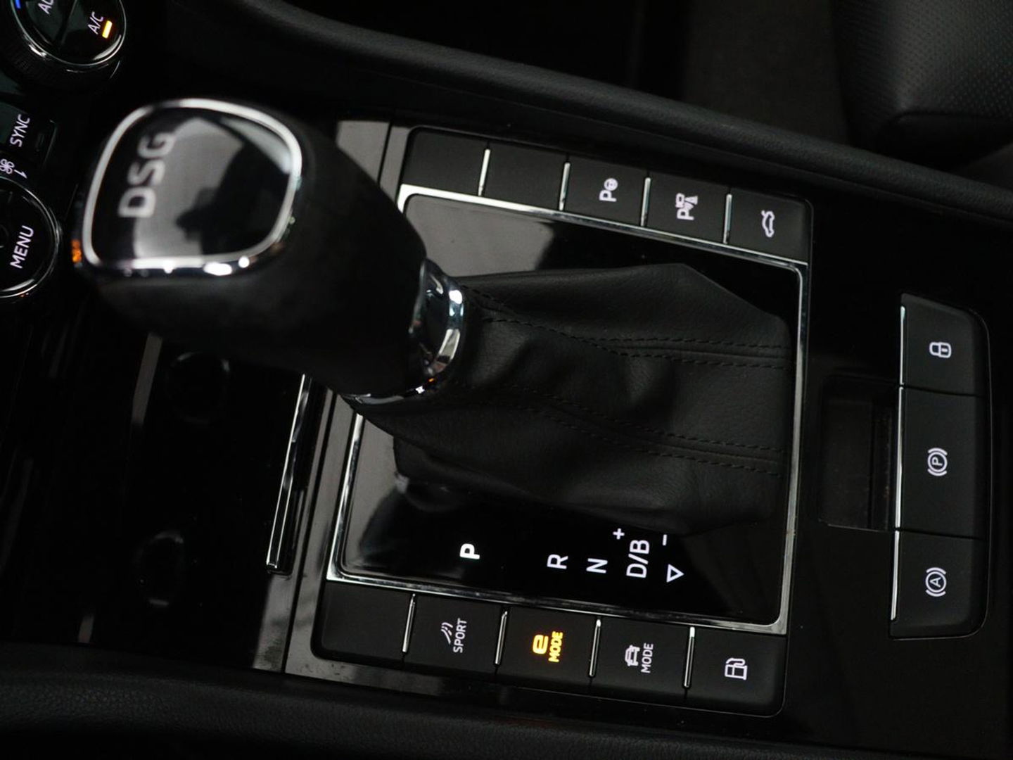 Škoda Superb 1.4 TSI iV Laurin & Klement | Panoramadak | Stoelventilatie | Leder | 360 camera | Trekhaak | Massage | Adaptive cruise | Canton Sound | Virtual Cockpit | Carplay | 19'' lichtmetalen velgen | PHEV