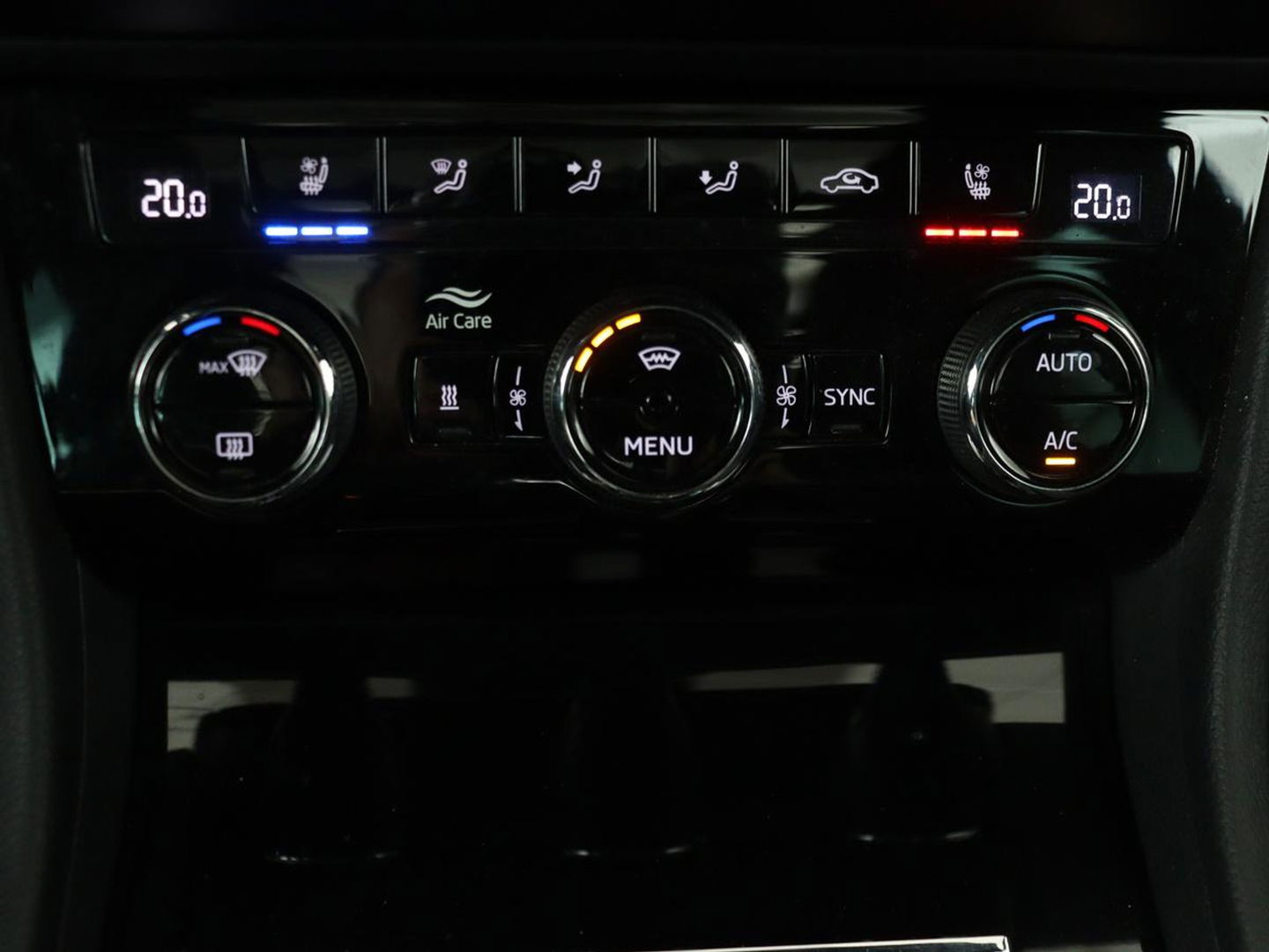 Škoda Superb 1.4 TSI iV Laurin & Klement | Panoramadak | Stoelventilatie | Leder | 360 camera | Trekhaak | Massage | Adaptive cruise | Canton Sound | Virtual Cockpit | Carplay | 19'' lichtmetalen velgen | PHEV