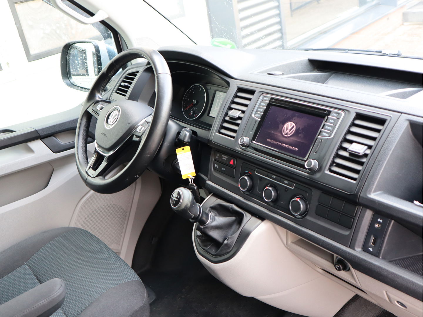 Volkswagen Transporter 2.0 TDI 102pk L2 Lang DC 5 Pers. - Navi - PDC