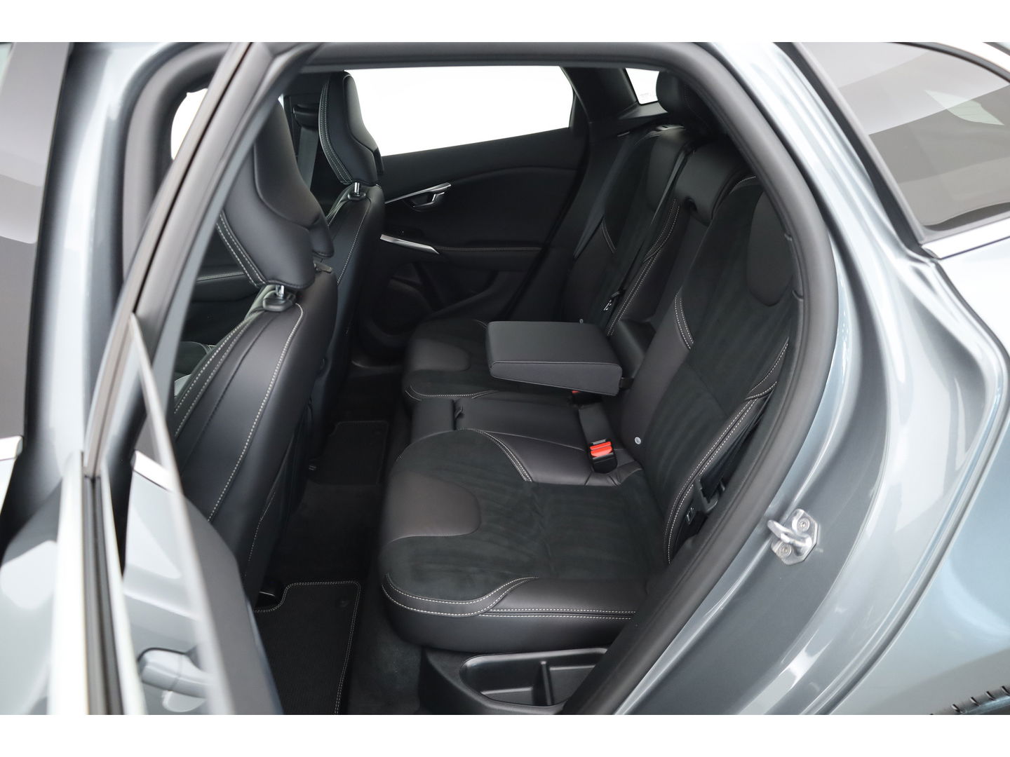 Volvo V40 2.0 T2 R-Design | Navi | Cruise | Camera | Stoelverw. | PDC A | 17''  | Clima
