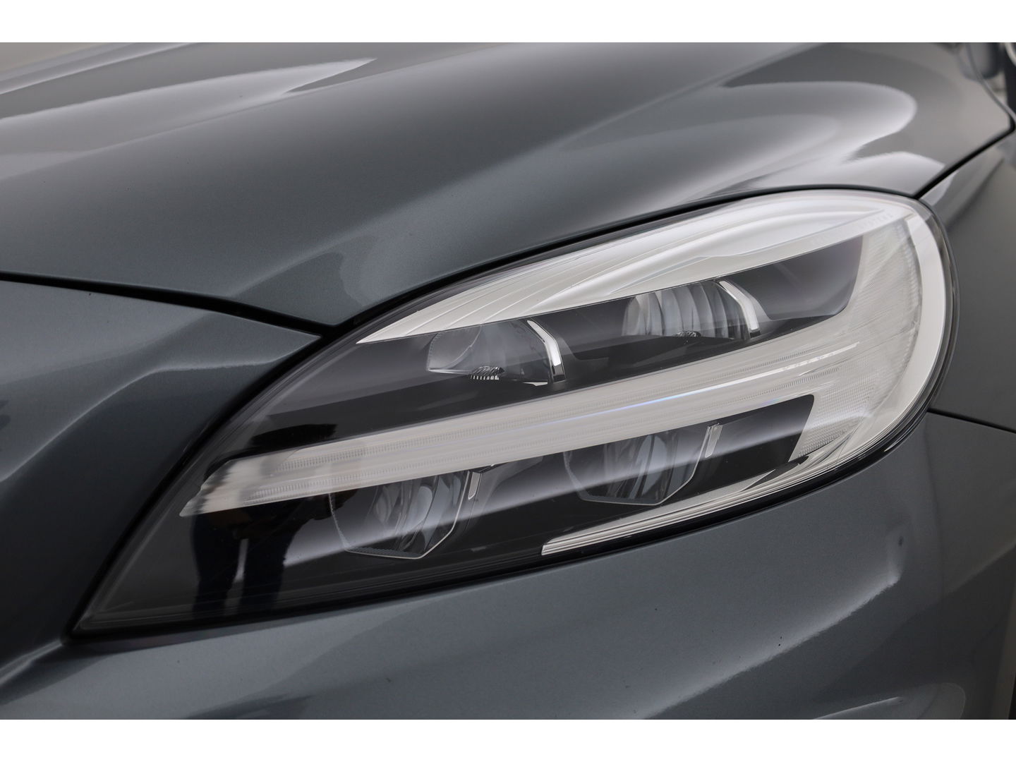 Volvo V40 2.0 T2 R-Design | Navi | Cruise | Camera | Stoelverw. | PDC A | 17''  | Clima