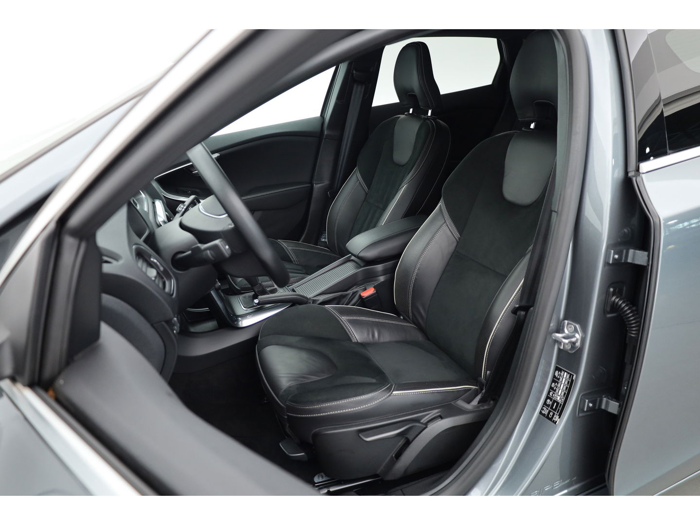 Volvo V40 2.0 T2 R-Design | Navi | Cruise | Camera | Stoelverw. | PDC A | 17''  | Clima