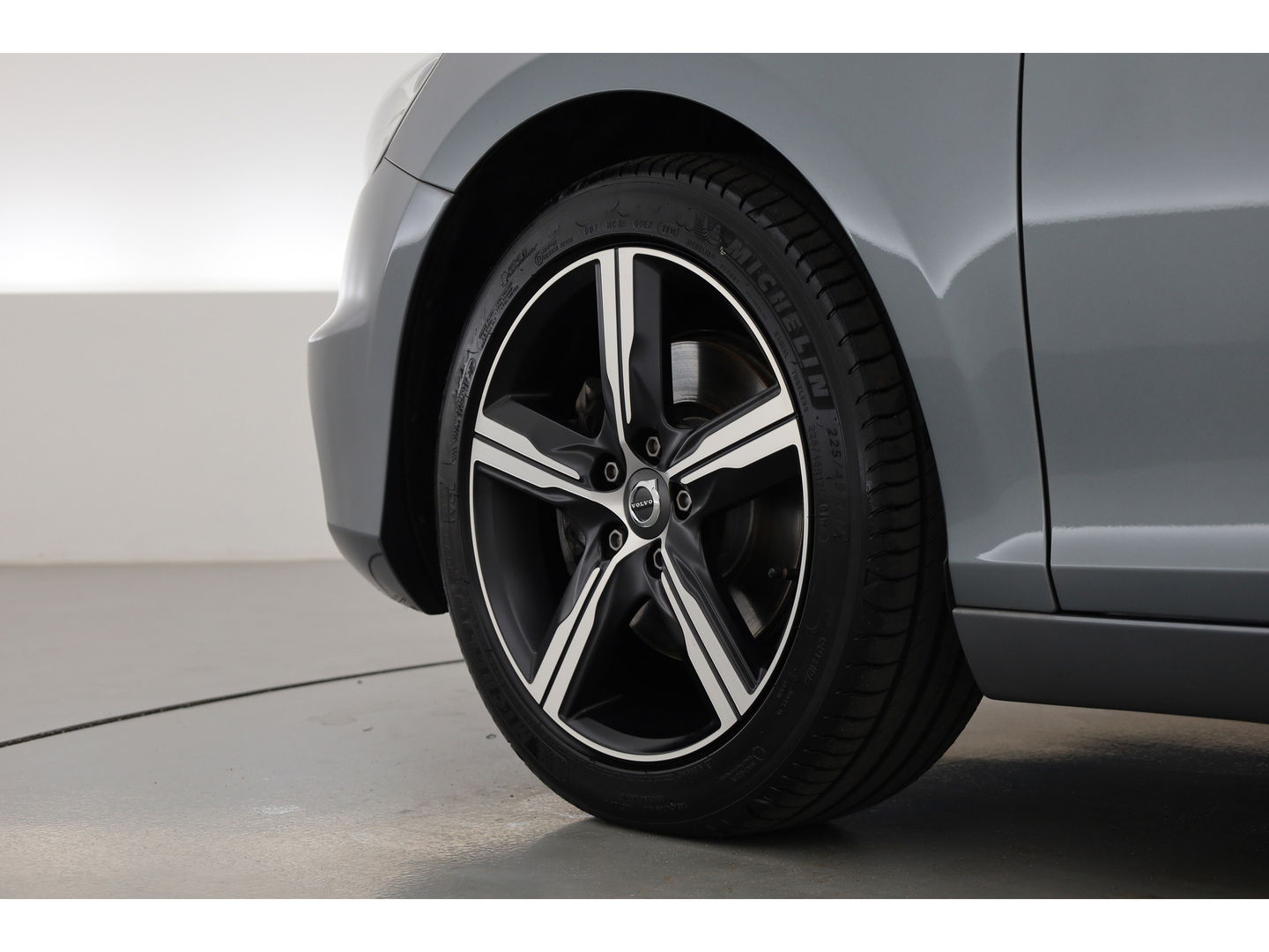 Volvo V40 2.0 T2 R-Design | Navi | Cruise | Camera | Stoelverw. | PDC A | 17''  | Clima