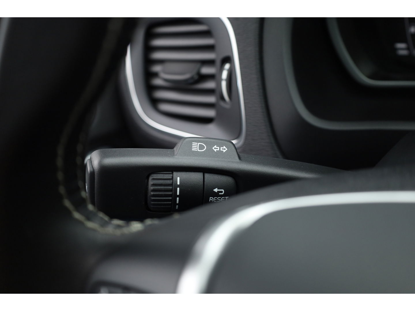 Volvo V40 2.0 T2 R-Design | Navi | Cruise | Camera | Stoelverw. | PDC A | 17''  | Clima