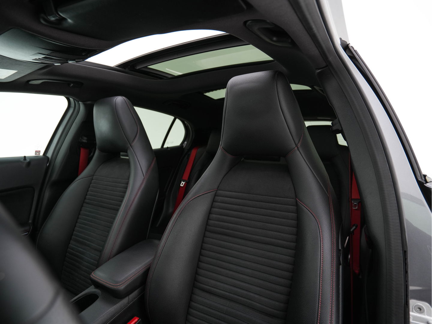 Mercedes-Benz GLA AMG 45 4MATIC *PANO | XENON | LEATHER-ALCANTARA | MEMORY-PACK | HARMAN/KARDON-AUDIO | KEYLESS |  CAMERA | SPORT-SEATS | HEATED-SEATS | NAVI-FULLMAP | SHIFT-PADDLES  | ECC | PDC | CRUISE | 20''ALU*