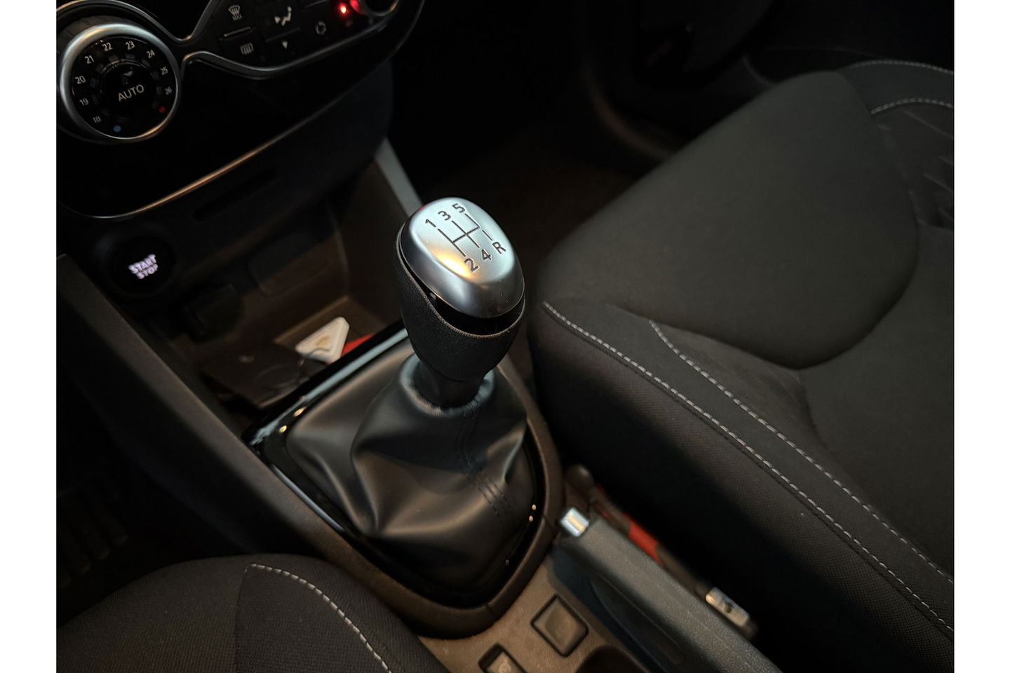 Renault Clio 0.9 TCe Estate | Limited Clima Camera Carplay Cruise Navi LED 16"LMV Parkeersensoren