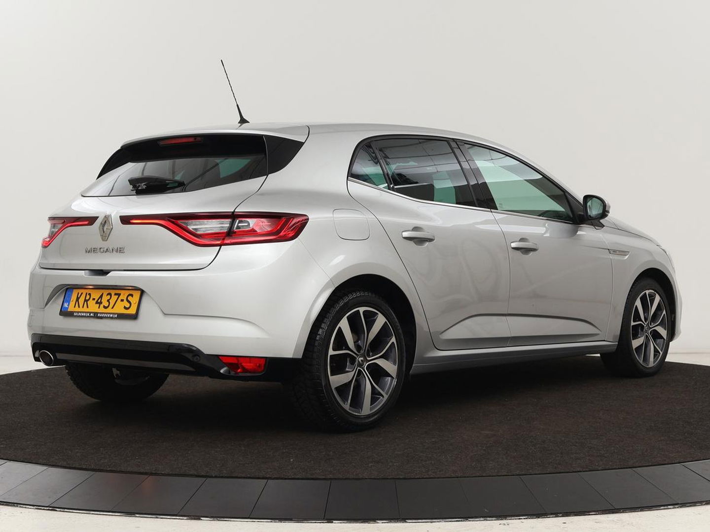 Renault Mégane 1.5 dCi Bose | 1e eigenaar | Automaat | Massage | Navigatie | Sfeerverlichting | Half leder | Parkeerhulp | Keyless | Bose Sound | Climate control | DAB | Cruise control