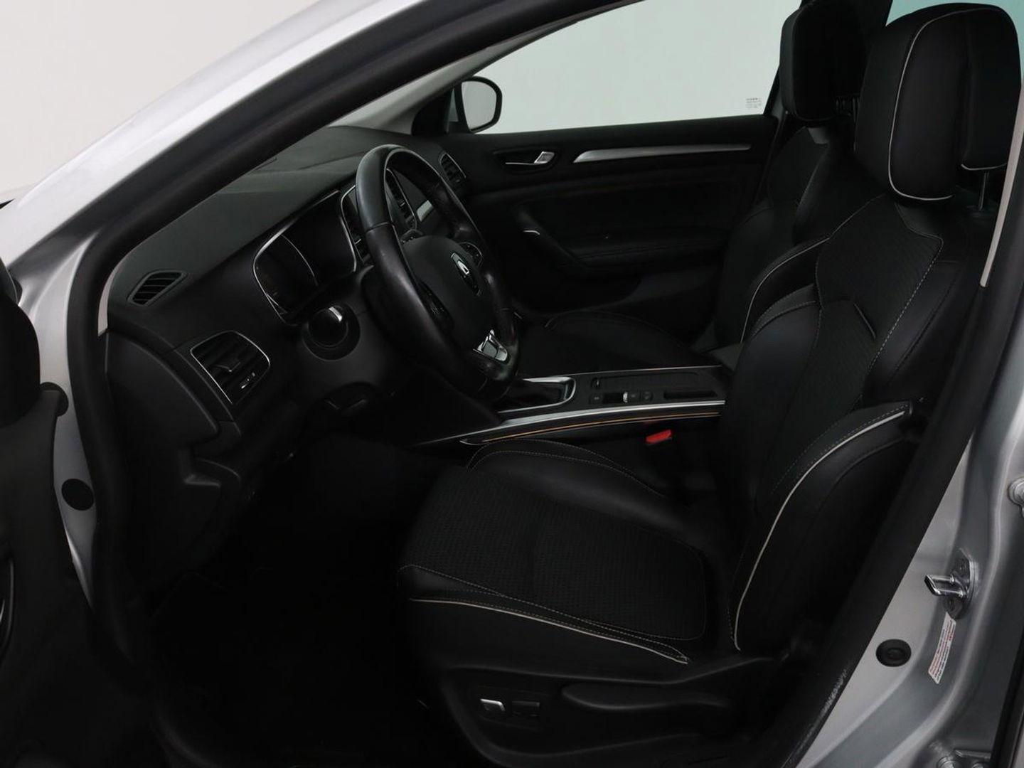 Renault Mégane 1.5 dCi Bose | 1e eigenaar | Automaat | Massage | Navigatie | Sfeerverlichting | Half leder | Parkeerhulp | Keyless | Bose Sound | Climate control | DAB | Cruise control