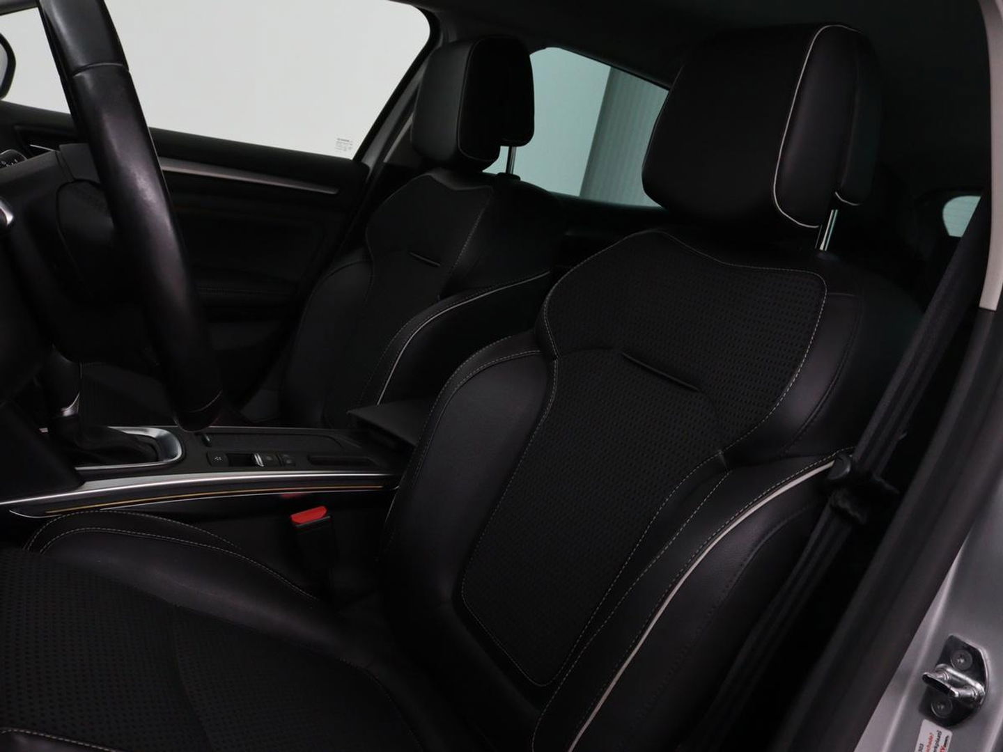 Renault Mégane 1.5 dCi Bose | 1e eigenaar | Automaat | Massage | Navigatie | Sfeerverlichting | Half leder | Parkeerhulp | Keyless | Bose Sound | Climate control | DAB | Cruise control