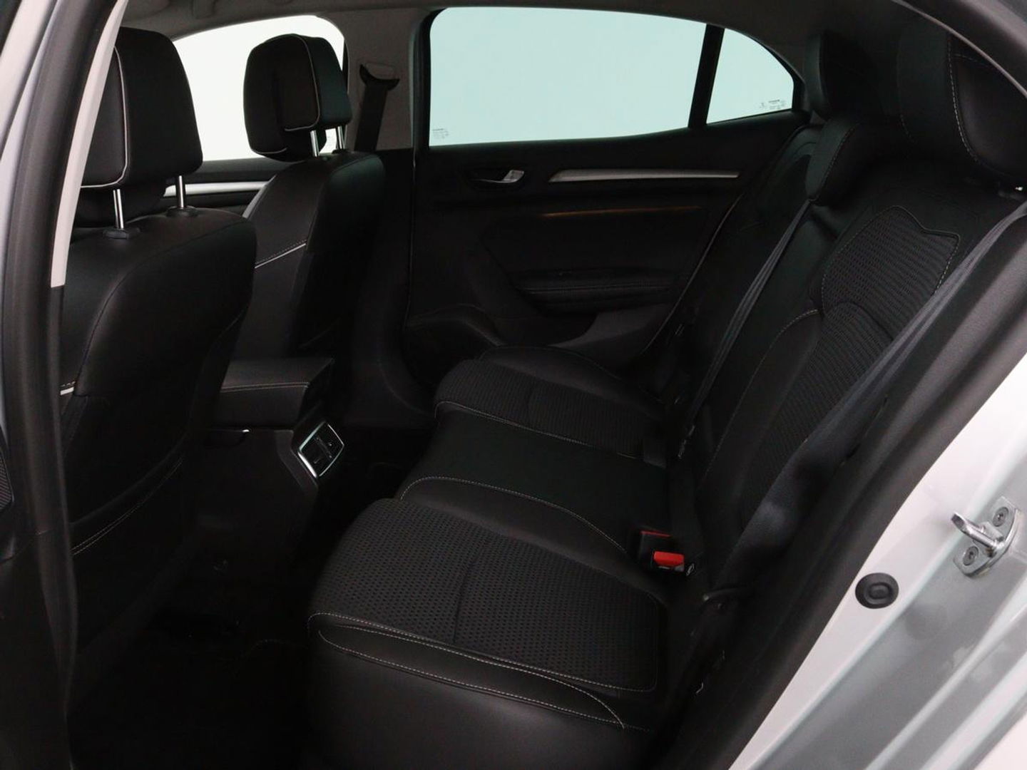 Renault Mégane 1.5 dCi Bose | 1e eigenaar | Automaat | Massage | Navigatie | Sfeerverlichting | Half leder | Parkeerhulp | Keyless | Bose Sound | Climate control | DAB | Cruise control