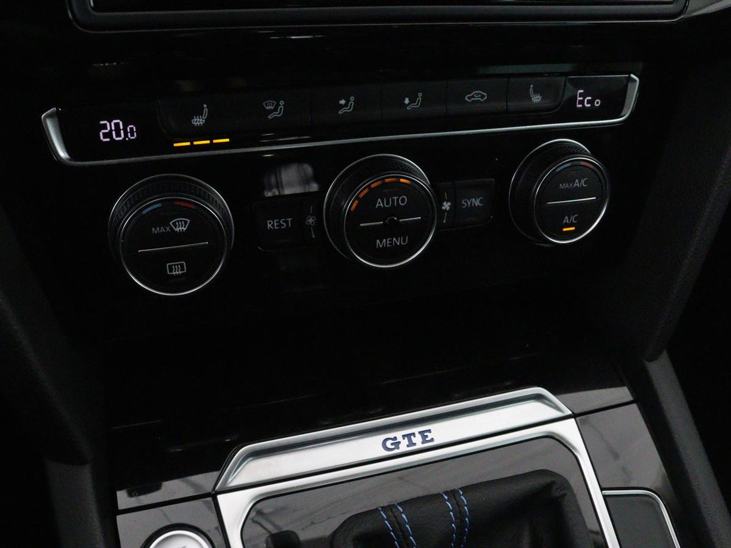 Volkswagen Passat 1.4 TSI GTE | Panoramadak | Stoelverwarming | Trekhaak | Adaptive cruise | Camera | Carplay | Leder/Alcantara | Full LED | Virtual Cockpit