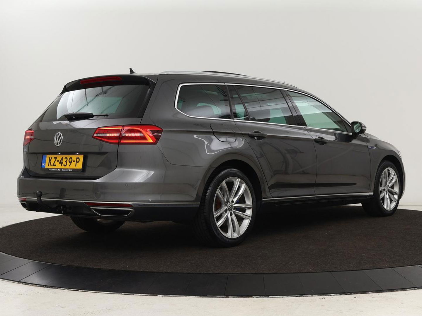Volkswagen Passat 1.4 TSI GTE | Panoramadak | Stoelverwarming | Trekhaak | Adaptive cruise | Camera | Carplay | Leder/Alcantara | Full LED | Virtual Cockpit